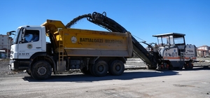 Battalgazi’de sökülen asfalt kırsal yollarda değerlendiriliyor