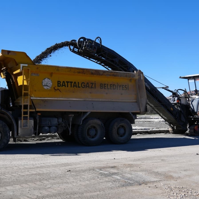 Battalgazi'de sökülen asfalt kırsal yollarda değerlendiriliyor