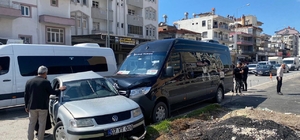 Serik'te tur minibüsü ile otomobil çarpıştı: 2 yaralı