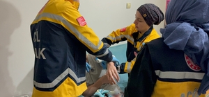 Komşusunun baltalı saldırısından babasını kurtardı, kendi yaralandı