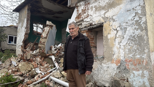 İnşaat alanındaki toprak kayması nedeniyle evi yıkıldı; eşiyle birlikte çocuklarının yanına sığındı