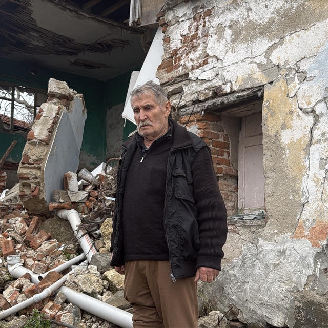 İnşaat alanındaki toprak kayması nedeniyle evi yıkıldı; eşiyle birlikte çoc...