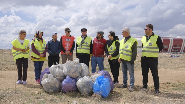 Karaman'da "Bugün temizle, yarın nefes al" sloganıyla doğaya atılan çöpler toplandı