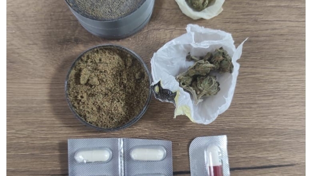 Reyhanlı'da durdurulan araçta uyuşturucu ve kurusıkı tabanca ele geçirildi