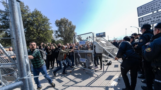 İzmir'de Meslek Fabrikası tahliyesinde gerginlik
Polis bariyerini yıkan gruba biber gazlı müdahale yapıldı