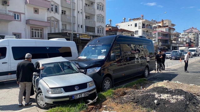 Serik'te tur minibüsü ile otomobil çarpıştı: 2 yaralı