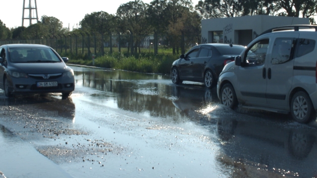 Balıkesir'de sağanak nedeniyle arazileri sular bastı, rögarlar taştı