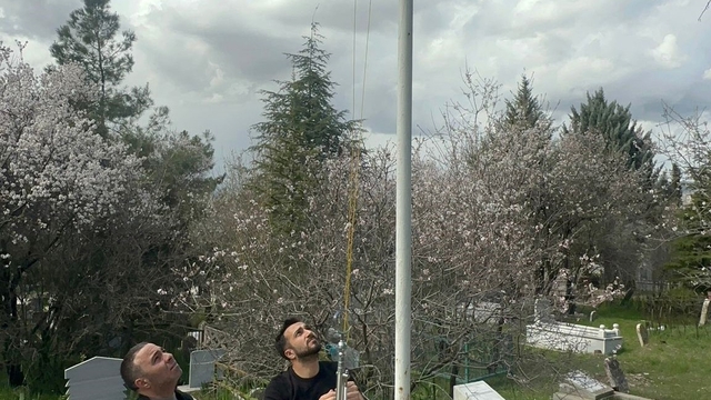 Elazığ'da şehitlikteki bayraklar değiştirildi