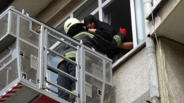 Konya'da binada çıkan yangında mahsur kalan 5'i çocuk 8 kişi ekiplerce kurtarıldı