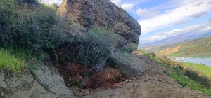 Adana'da sağanağın etkisiyle yuvarlanan kaya hayvancıların kullandığı yolu kapattı
