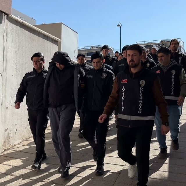 Akademisyen, meslektaşlarını ve esnafı sahte evrakla 521 milyon TL dolandır...