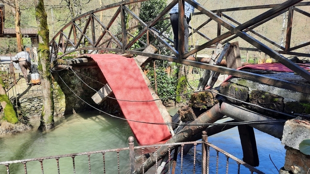 Sakarya'da asma köprü çöktü: 2 yaralı