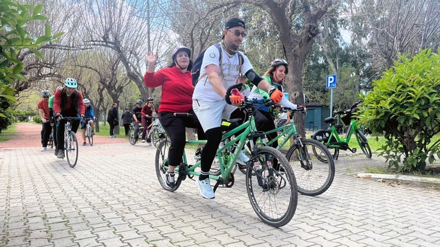 Görme engelliler, tandem bisikletle sınırlarını aşıyor