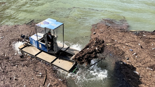 Yüzde 100 doluluğa ulaşan Yuvacık Barajı'ndan 9 kamyon atık çıkarıldı