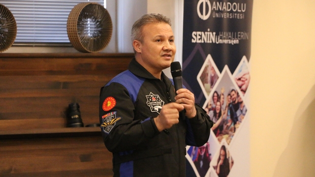 Milli Uzay Programı'nın rotası Eskişehir'de çizildi: Gezeravcı Ay ve Mars misyonlarını anlattı
Astronot Alper Gezeravcı Eskişehir'de gençlerle buluştu
"Bu görevin merkezinde gençlerimiz yer alıyor"
"Uzaya götürdüğümüz 13 deney bilim dünyası tarafından takip ediliyor"
"TÜRKSAT 6A ile yakalanan başarıyı 2027 yılında Ay'a yapılacak seyahatle taçlandırmak istiyoruz"