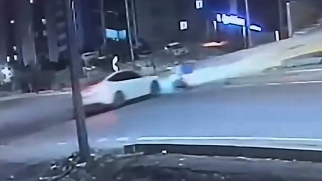 Motosikletliye çarpan otomobil sürücüsü kaçtı