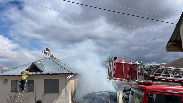 Ahırda çıkan yangın eve sıçramadan söndürüldü