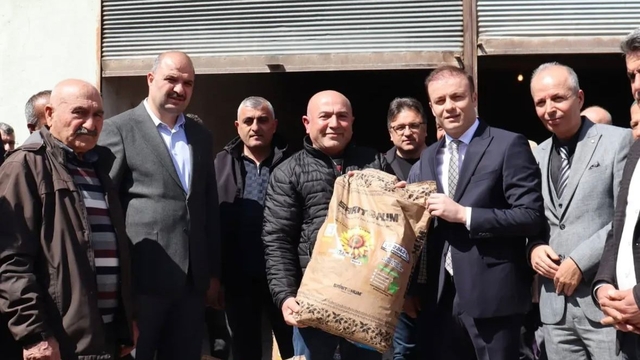 Alaca'da çiftçilere yüzde 50 hibeli ayçiçeği tohumu dağıtıldı