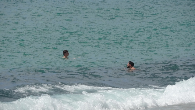 Alanya'da erken yaz görüntüleri: 21 dereceyi gören denize koştu