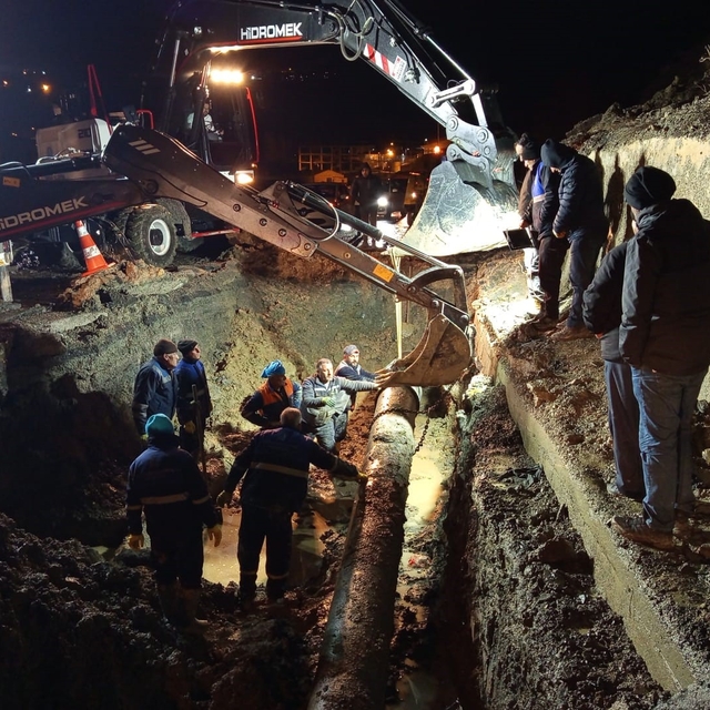Toprak kayması su hattını vurdu