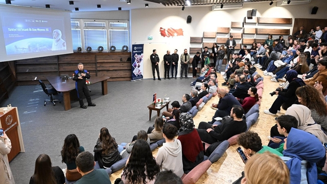 Alper Gezeravcı, Eskişehir'de üniversitelilerle bir araya geldi