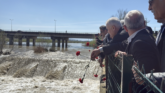 Zonguldak'ta 14 yıl önce köprü faciasında hayatını kaybeden 15 kişi anıldı