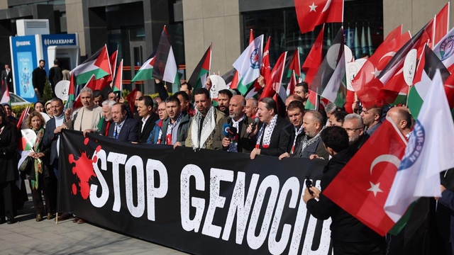 Küresel Sumud Filosu misyonuna katılacak Eğitim-Bir-Sen yöneticileri İspanya'ya uğurlandı