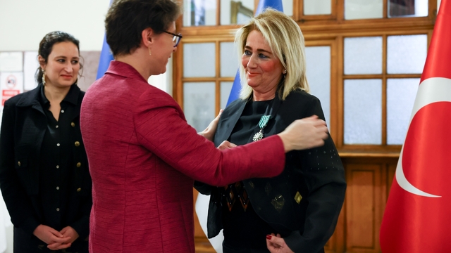 İKSEV Yönetim Kurulu Başkanı Sarper'e Fransa'dan Sanat ve Edebiyat Şövalyesi nişanı