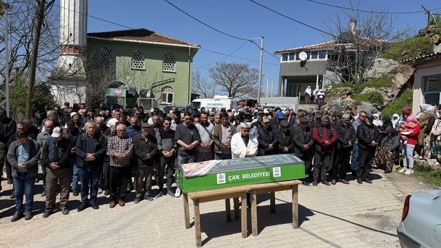 Bayramiç'te kocası tarafından av tüfeğiyle öldürülen kadın toprağa verildi