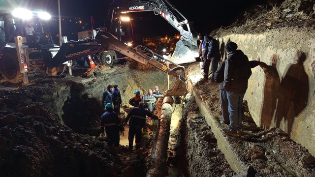 Toprak kayması su hattını vurdu