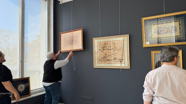 Fethin 700. yıl dönümünde anlamlı hat sergisi
Bursa'daki koleksiyonerlerin uhdesinde bulunan, tarihe mal olmuş üstatların eserleri 12 Nisan'a kadar Tayyare Kültür Merkezi'nde ziyaret edilebilir
Bursa'nın Kalem Güzelleri Sergisi iki salonda unutulmaz bir seyir sunuyor