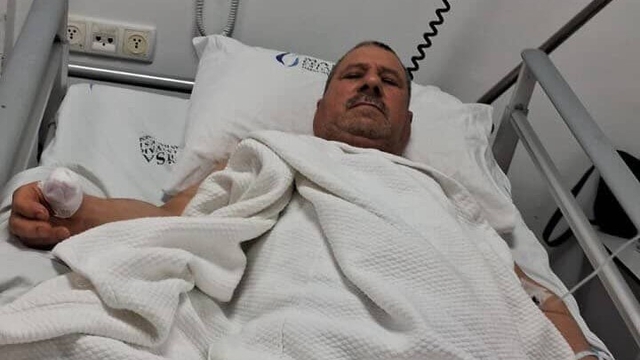 Başıboş köpeklerin saldırısına uğrayan adamın baş parmağı koptu