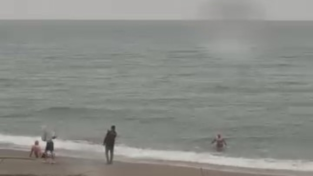 Akçakoca'da yağmura ve soğuk havaya rağmen denize girdiler