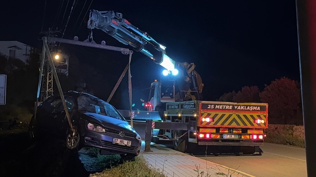 Otomobil 7 metre yükseklikten yuvarlandı, sürücü burnu kanamadan araçtan çıktı
Alkollü olduğu tespit edilen sürücüye 37 bin TL idari para cezası uygulandı