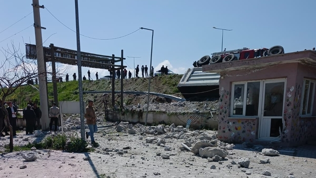 Manisa'da facianın eşiğinden dönüldü
Manisa'da kontrolden çıkan tır okul bahçesine devrildi