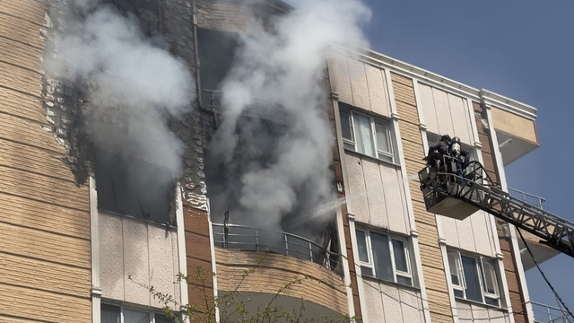 Şanlıurfa'da korkutan yangın: Mahsur kalanlar kurtarıldı