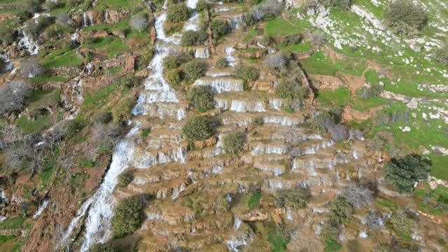 Mardin'de "Emrud travertenleri" olarak bilinen su kaynağının oluşturduğu çağlayanlar ve şelaleler dronla görüntülendi