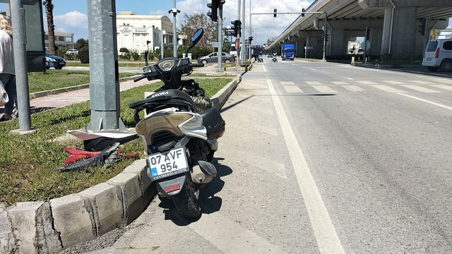 Manavgat'ta motosikletle otomobilin çarpıştığı kazada bir kişi yaralandı