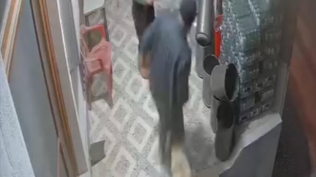 Köpek saldırısına parmağı koptu; o anlar kamerada