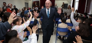 Belediye Başkanı Muzaffer Bıyık, ilkokul öğrencilerine yerel yönetimleri anlattı