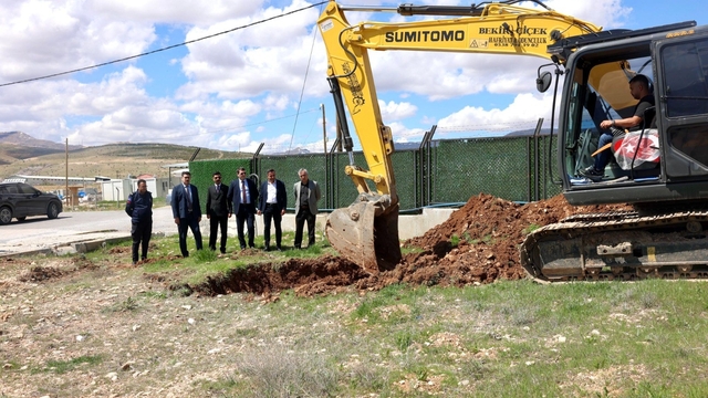 Akçadağ'da  112 Acil Sağlık İstasyonu için ilk kazma vuruldu