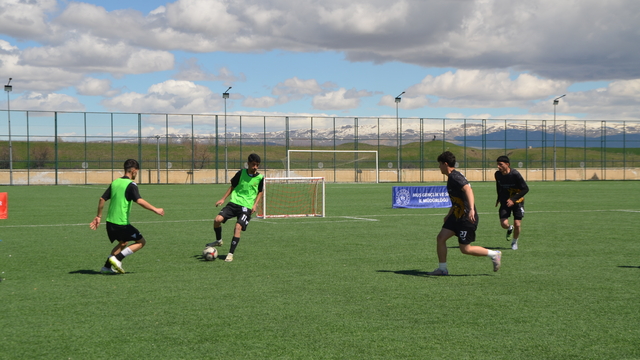 Muş'ta Polis Haftası kapsamında düzenlenen futbol turnuvası başladı