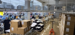 Şanlıurfa’da sağanak yağış fabrikayı göle çevirdi