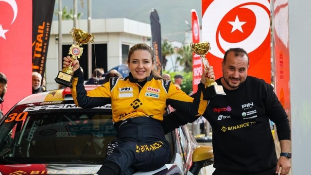 Türkiye'nin ilk engelli kadın pilotu Kübra Denizci Keskin'den podyumda çifte başarı