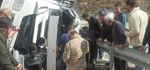 Virajı alamayan tır bariyerlere saplandı: Sürücü yaralandı