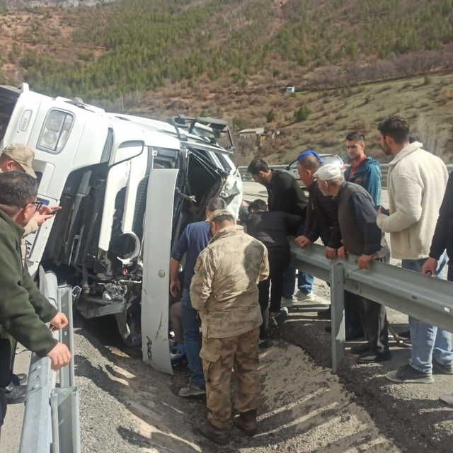 Virajı alamayan tır bariyerlere saplandı: Sürücü yaralandı