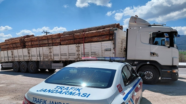 Bolu'da fazla tonajlı tomruk taşıyan kamyon sürücüsüne para cezası kesildi
