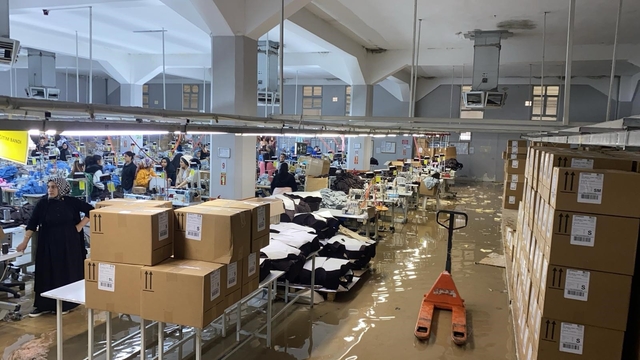 Şanlıurfa'da sağanak yağış fabrikayı göle çevirdi