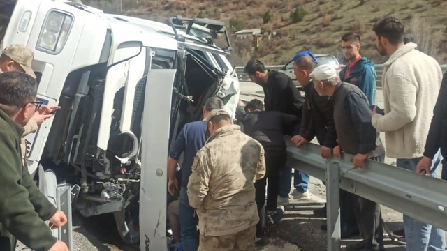 Virajı alamayan tır bariyerlere saplandı: Sürücü yaralandı