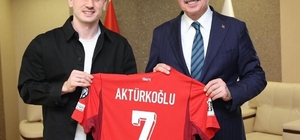 Kerem Aktürkoğlu'ndan Başkan Büyükakın'a ay-yıldızlı forma